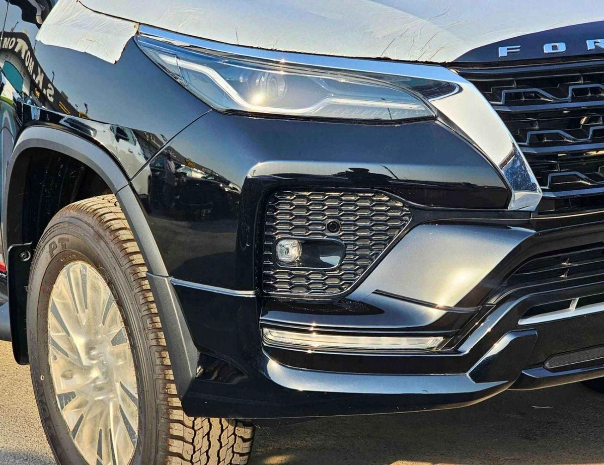 Toyota Fortuner SR5 ADVENTURE || LEATHER PWR SEATS | CLIM SEATS | AUTO REAR DOOR | KEYLESS | | DIFF LOCK | AUTO AC |-9-0