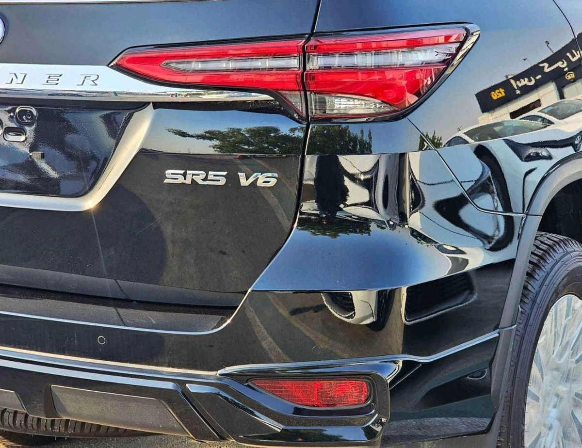 Toyota Fortuner SR5 ADVENTURE || LEATHER PWR SEATS | CLIM SEATS | AUTO REAR DOOR | KEYLESS | | DIFF LOCK | AUTO AC |-10-0
