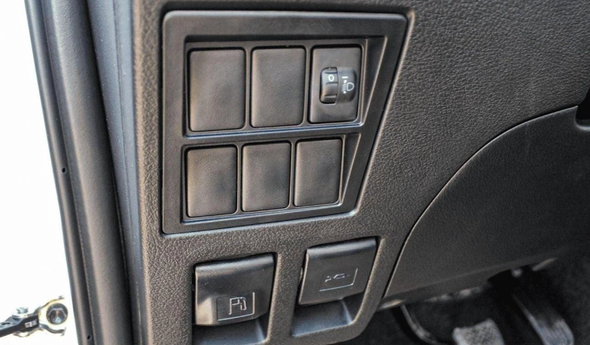 Toyota Hilux GL HILUX 2.4L MT-14-0