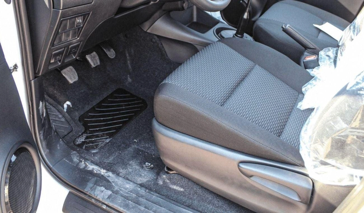 Toyota Hilux GL HILUX 2.4L MT-18-0