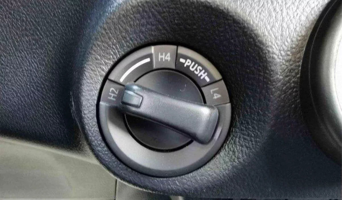 Toyota Hilux GL Toyota hilux 2.4L diesel mid options MY2025-18-0