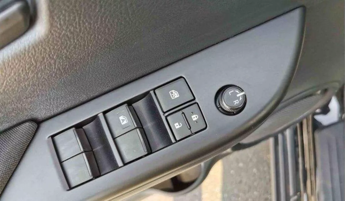 Toyota Hilux GL Toyota hilux 2.4L diesel mid options MY2025-19-0
