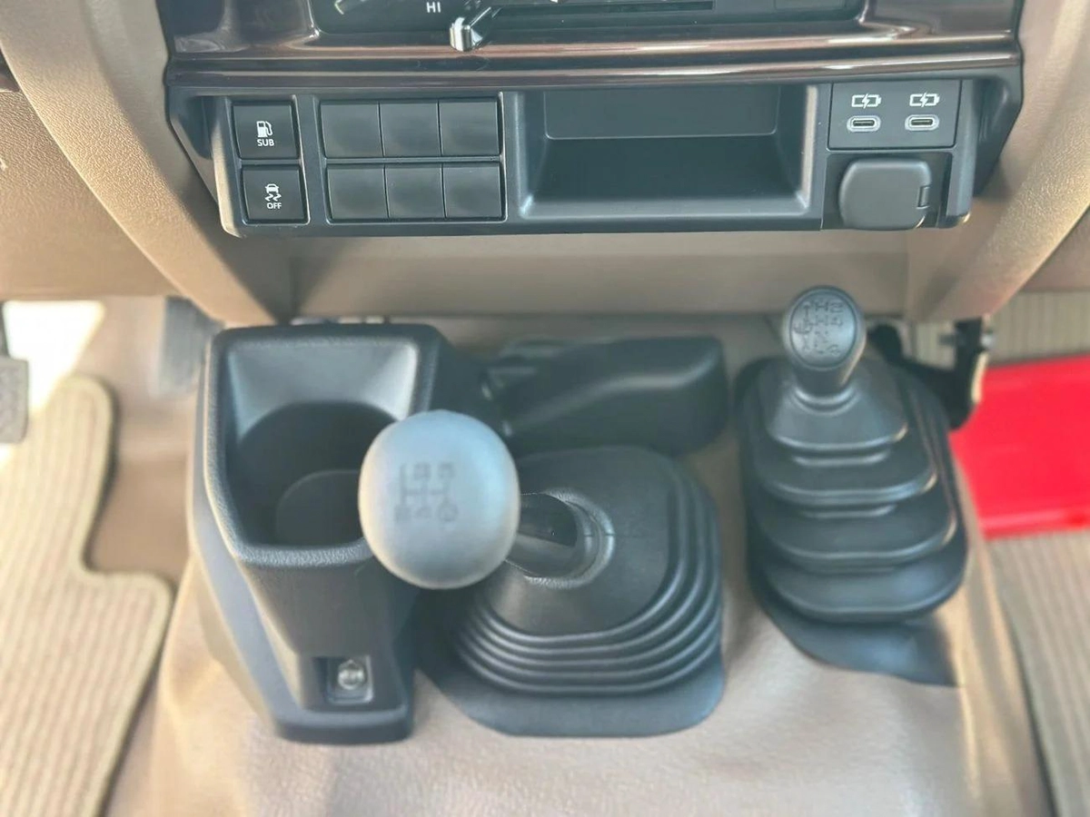 Toyota Land Cruiser Pick Up Std 4.0L Single Cab Utility 4WD-8-8