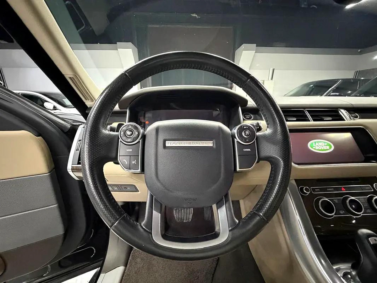 Black Edition | 1 Owner | Apple Car Play | Original Paint | FSH | Warranty | GCC Specs-6-6