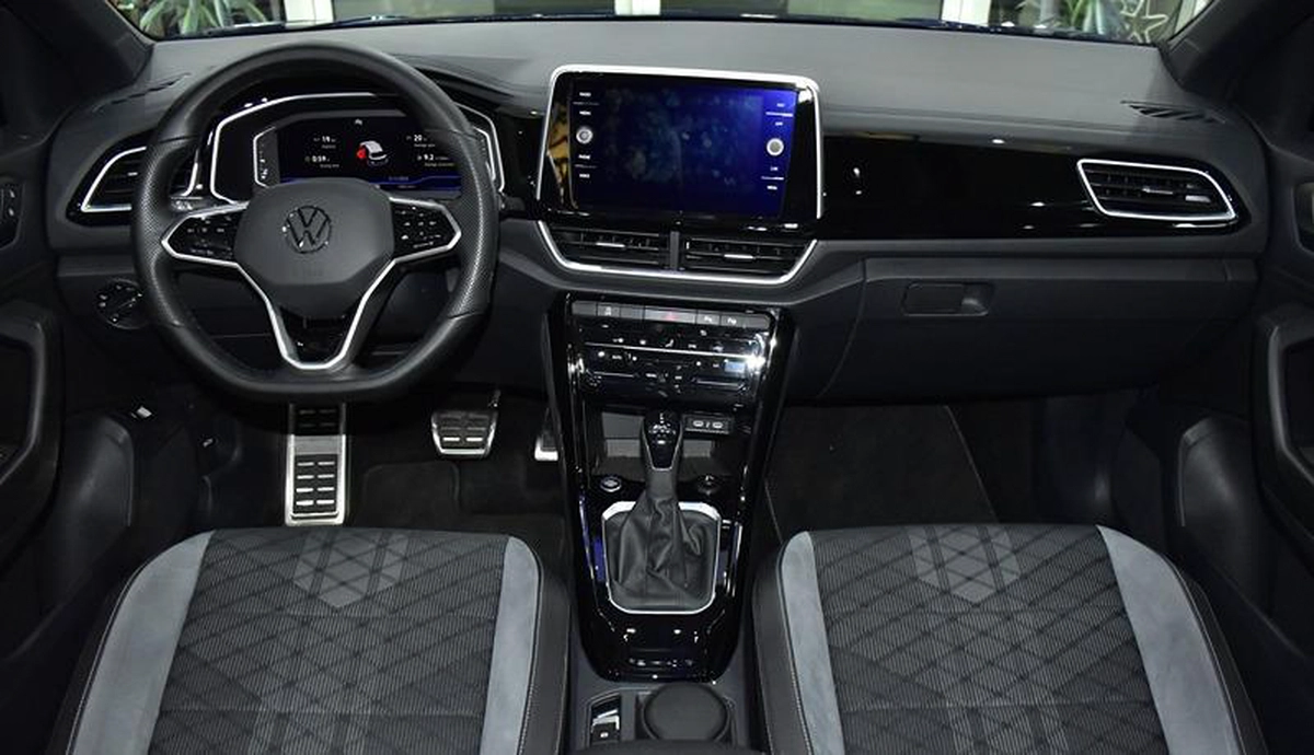 Volkswagen T-ROC R-Line ( 2023 Model ) in Blue Color GCC Specs