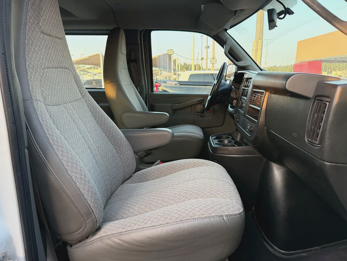 2020 Chevrolet Express, Gulf specification, automatic-11-11