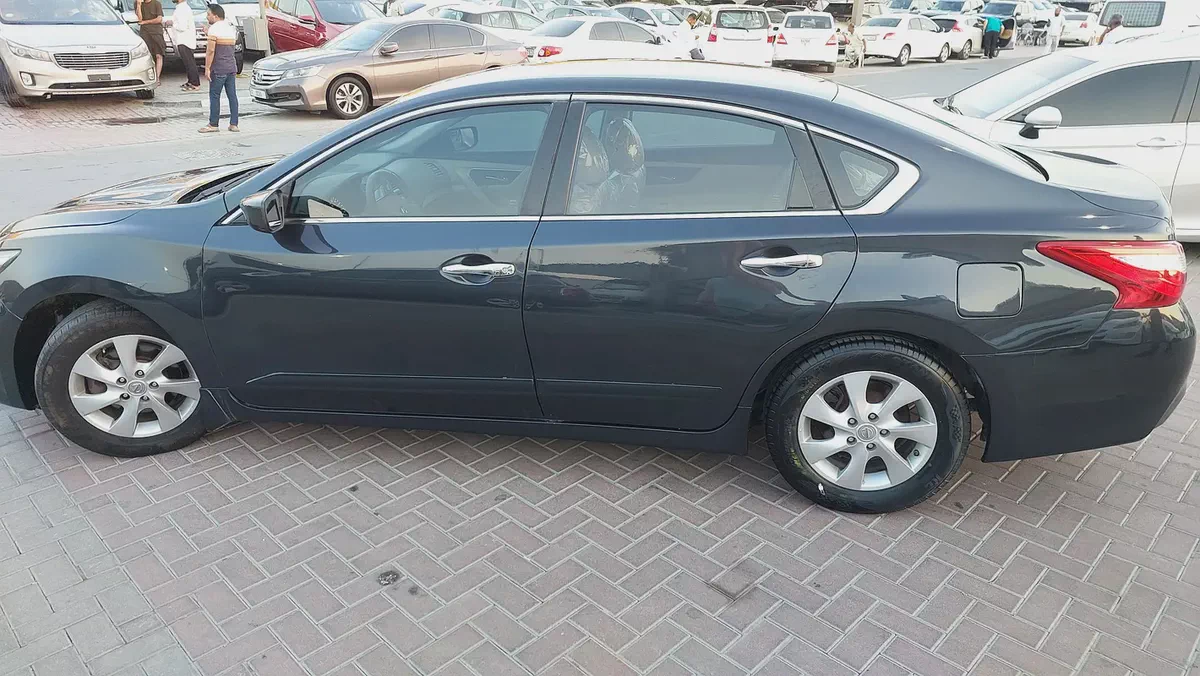 Nissan Altima SV 2016 American Specs - Well Maintained-11-11