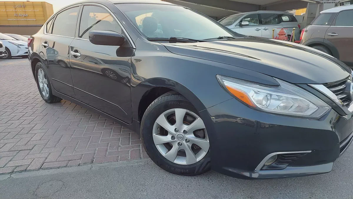 Nissan Altima SV 2016 American Specs - Well Maintained