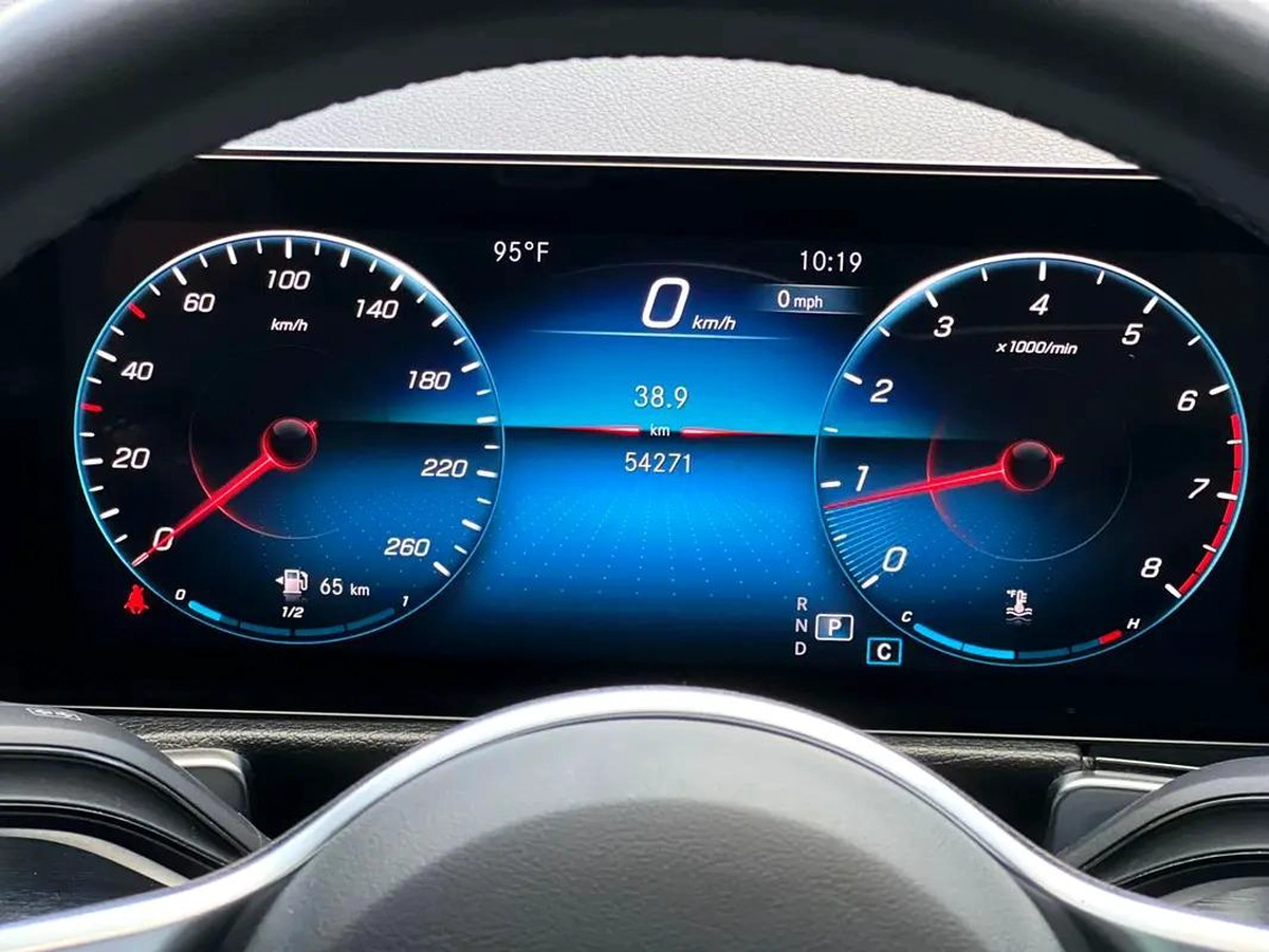 2023 Mercedes-Benz GLB 250 - 7- seats-12-12