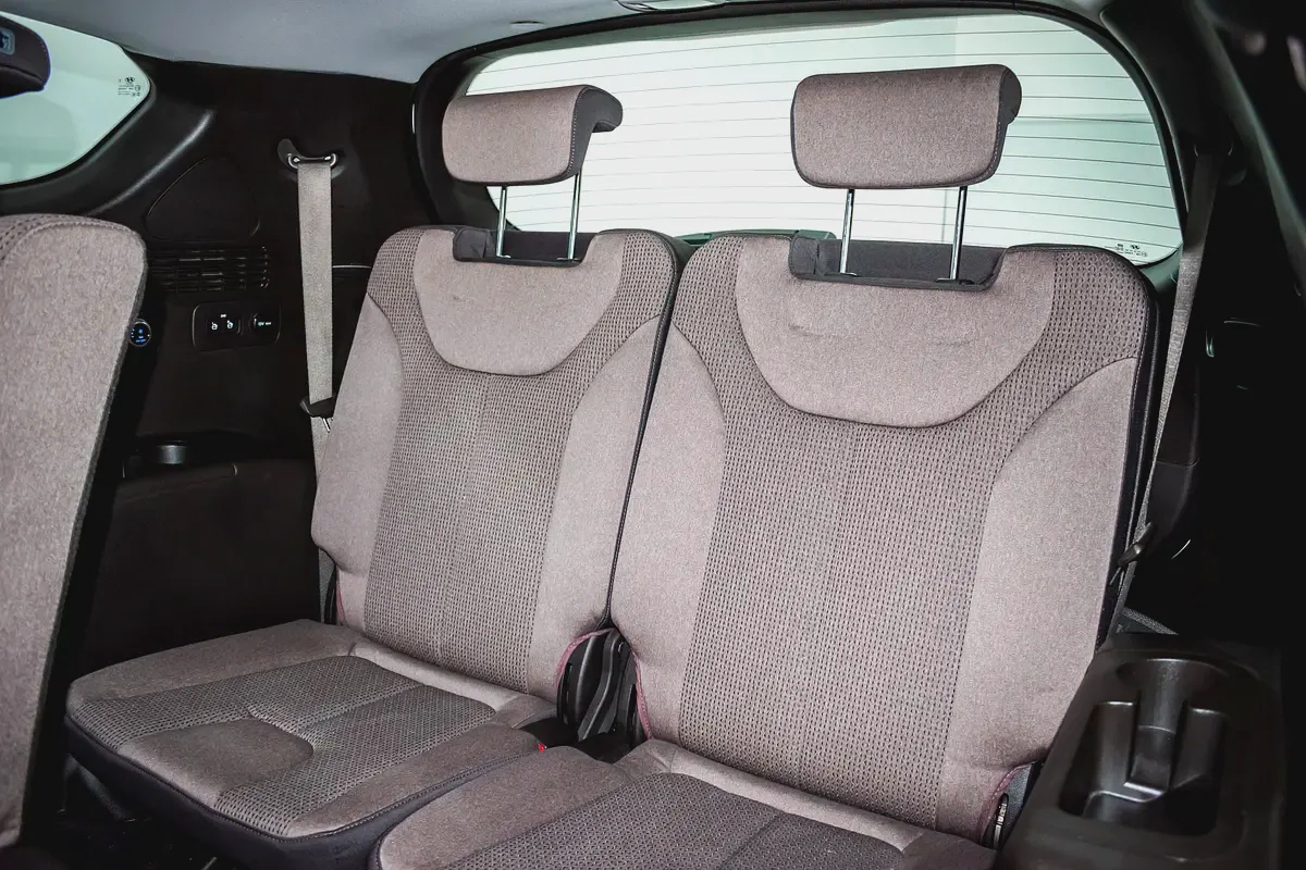 1 YEAR / 20,000 KM WARRANTY | 7 SEATER 2.5  | GCC | AED 1050 PM-15-15
