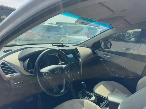 Hyundai Santa’s 2014 white color GcC calen car
