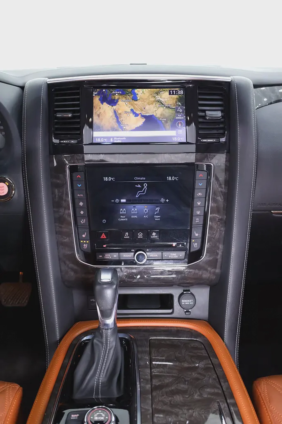 NISSAN PATROL V8 LE PLATINUM GCC FULLY LOADED + STARLIGHT + REAR ENTERTAINMENT + SIDE STEPS-9-9