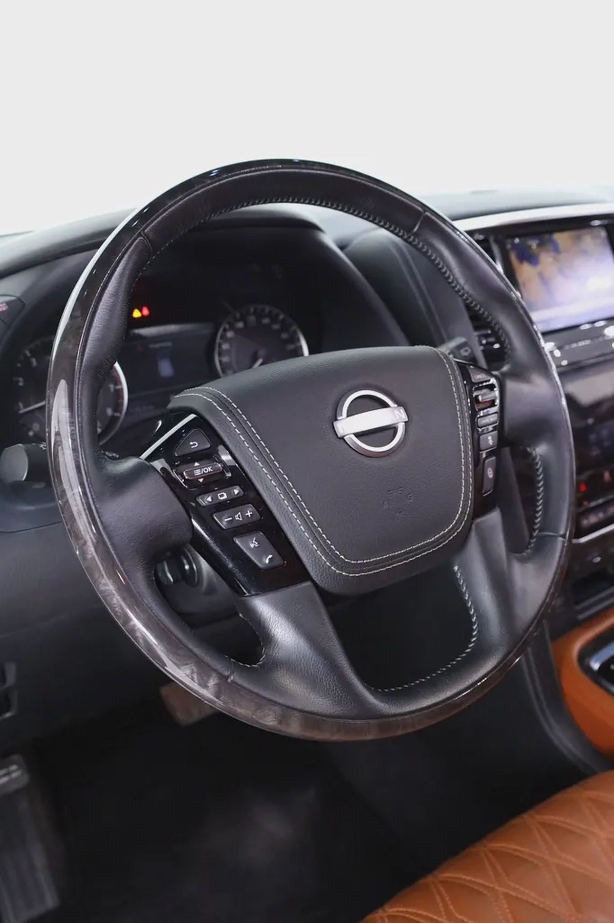 NISSAN PATROL V8 LE PLATINUM GCC FULLY LOADED + STARLIGHT + REAR ENTERTAINMENT + SIDE STEPS-12-12