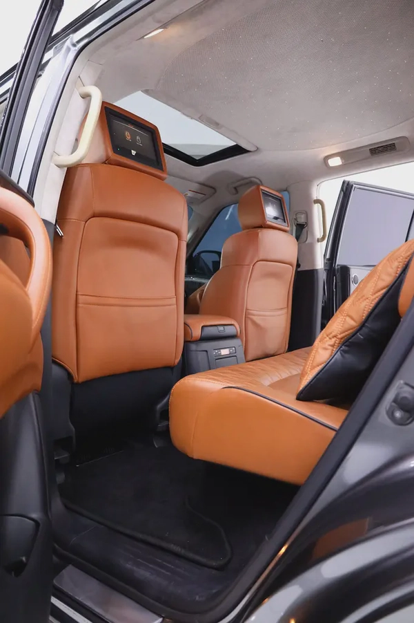 NISSAN PATROL V8 LE PLATINUM GCC FULLY LOADED + STARLIGHT + REAR ENTERTAINMENT + SIDE STEPS