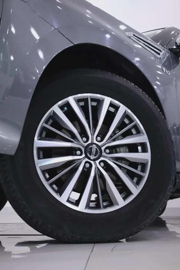 NISSAN PATROL V8 LE PLATINUM GCC FULLY LOADED + STARLIGHT + REAR ENTERTAINMENT + SIDE STEPS