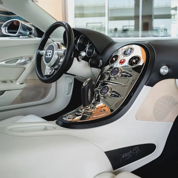 2010 BUGATTI  VERYON NOCTURNE GCC  DONE ONLY 4000KM WITH 2 YEARS  SERVICE CONTRACT