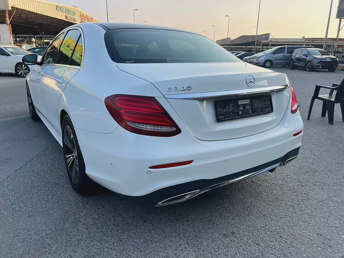 2017 Mercedes-Benz E-Class E 300 GCC Specs - Excellent Condition-4-4