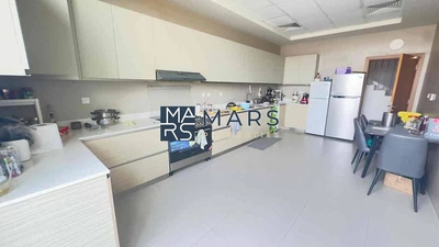Stunning 4-Bedrooms, 5-Bathrooms Home in Tilal City-4