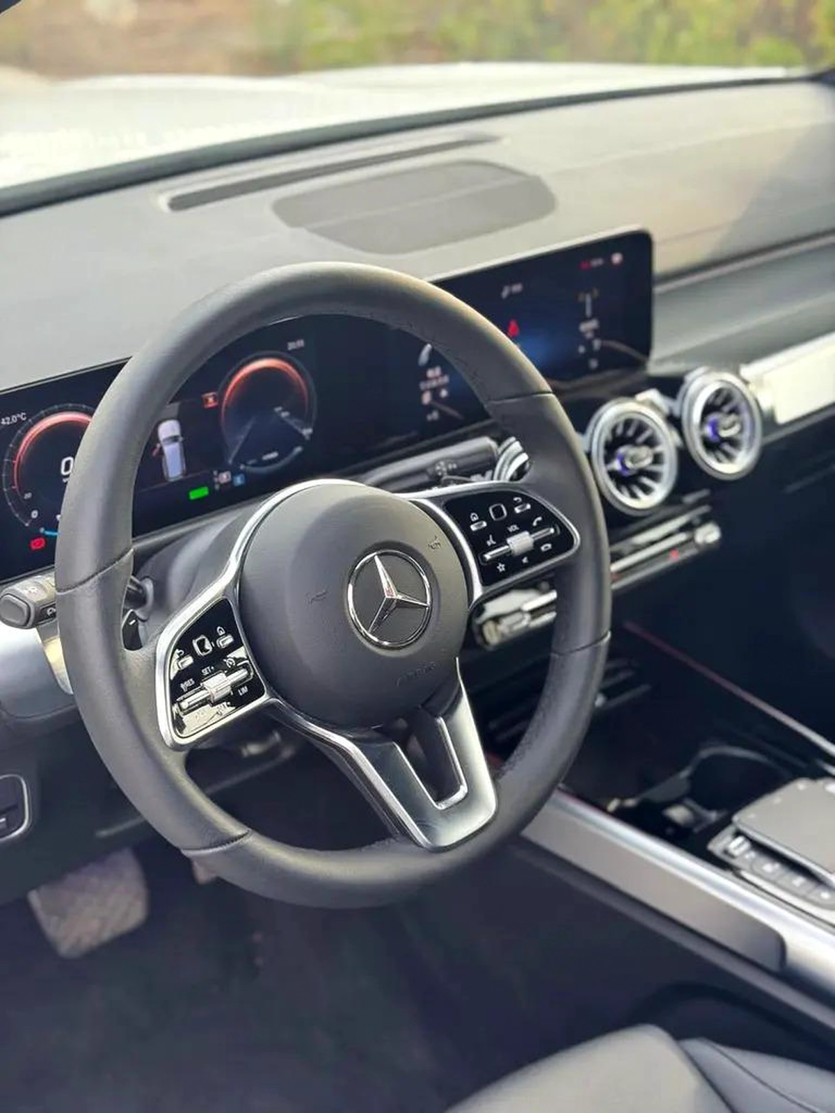 Mercedes-Benz EQB-8-8