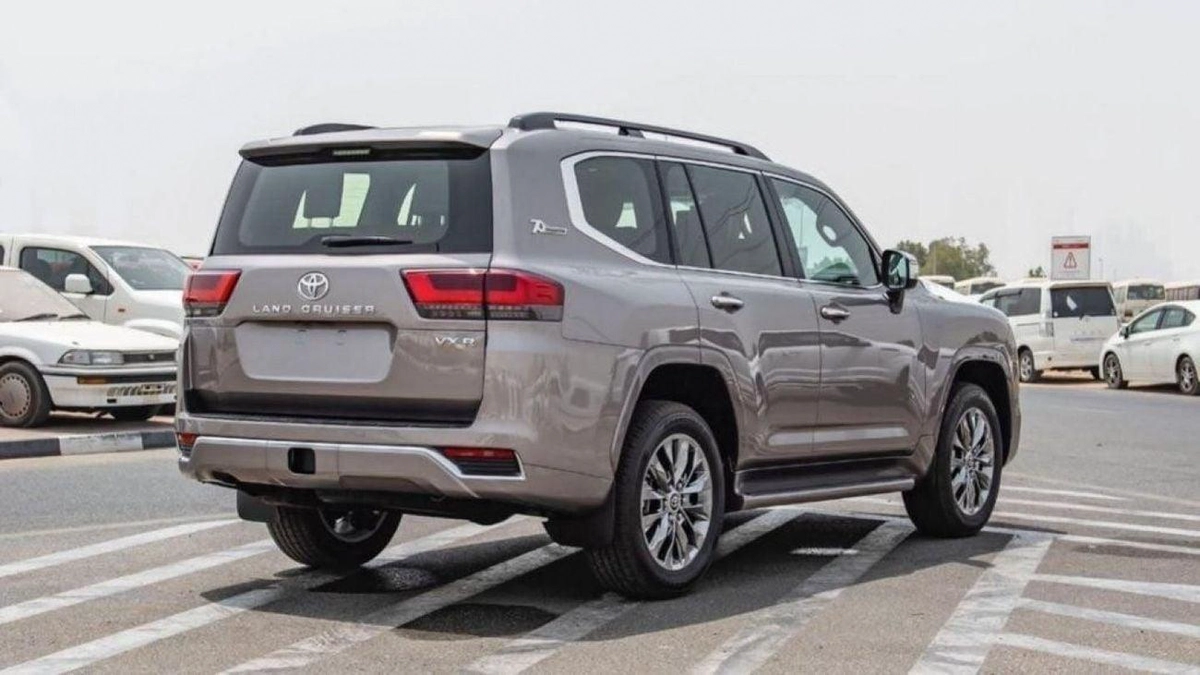 Toyota Land Cruiser Toyota Land Cruiser LC300 VXR 3.5L Petrol twin turbo full option 2024-2-2