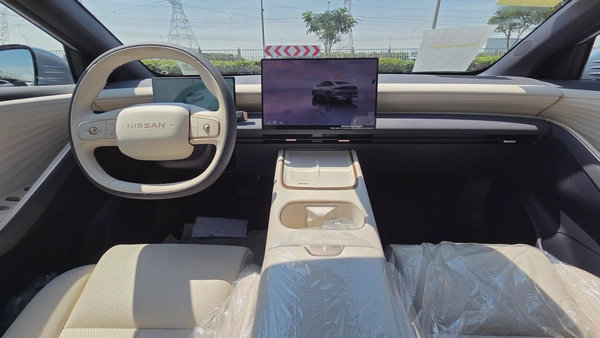 Nissan N6 180 Max (Silver White)