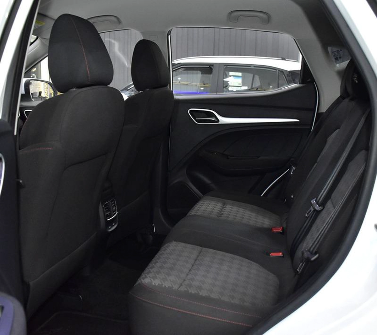 MG ZS ( 2023 Model ) in White Color GCC Specs-10-10