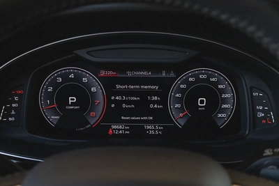 Audi Q8-19