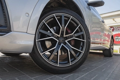 Audi Q8-9