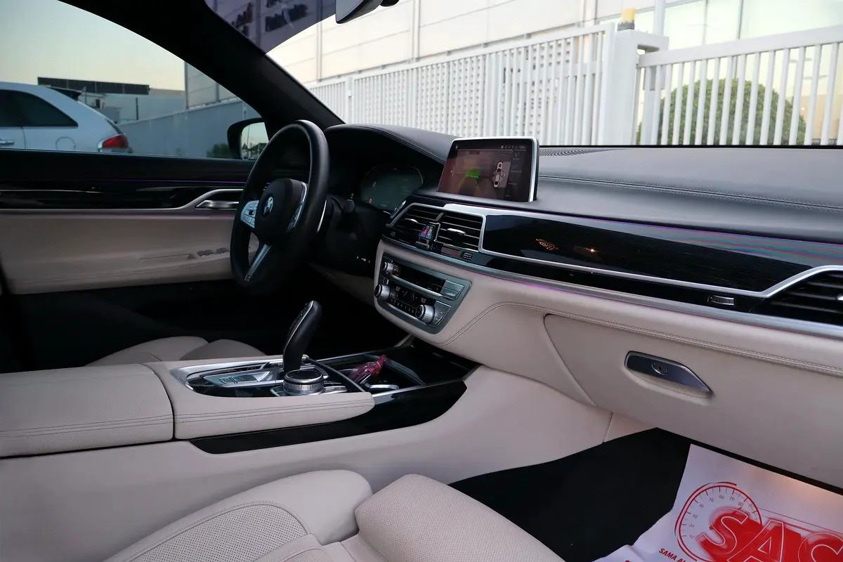BMW 7-Series 730Li 2020 GCC Specs - Pristine Condition - Original Paint-9-9