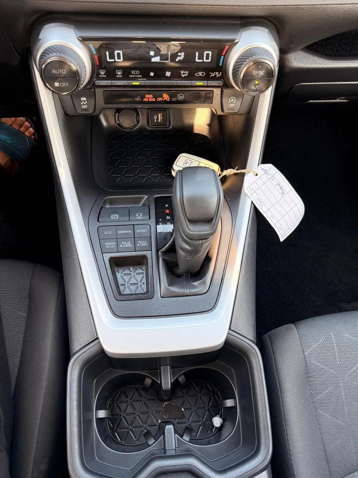 Toyota RAV4 XLE 2.5 L AWD Full Option 2025-4-4