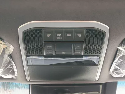 Toyota Land Cruiser GXR 3.3L DIESEL V6 || RADAR / REAR ENTERTAINMENT DVD / LEATER ,SUNROOF (CODE # VX)-17