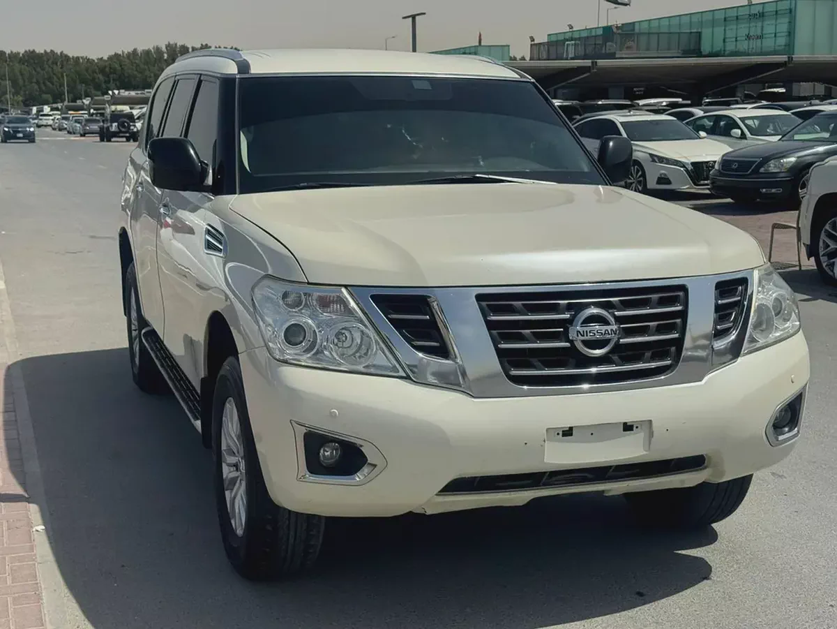Nissan patrol 2019 white color GCc calen cR-1-1