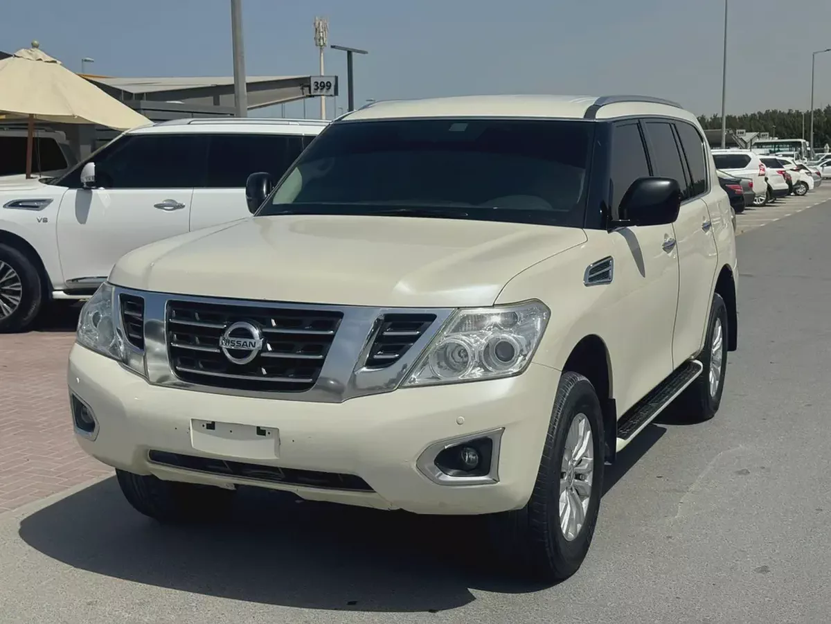 Nissan patrol 2019 white color GCc calen cR-8-8