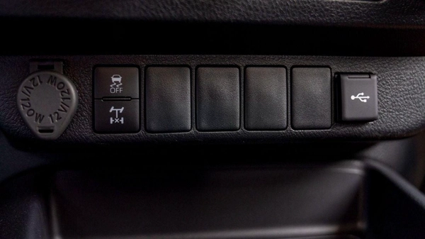 Toyota Hilux DLX HILUX 2.4L MED OPTION DIESEL 2024