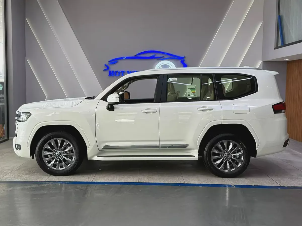 2026 - Toyota Land Cruiser GXR | BRAND NEW! - GCC for 350,000.00 AED-5-5