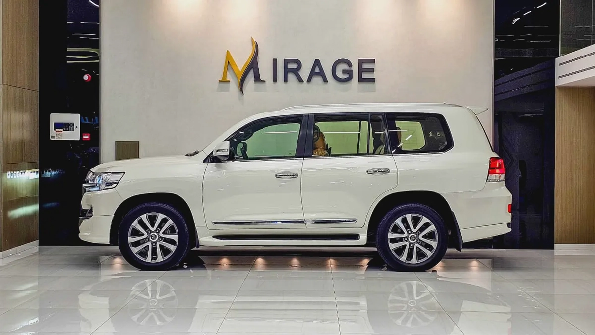 TOYOTA - LAND CRUISER - GXR 5.7L - V 8 CYLINDERS - GCC SPECS - 2019 MODEL - WHITE COLORE-17-17
