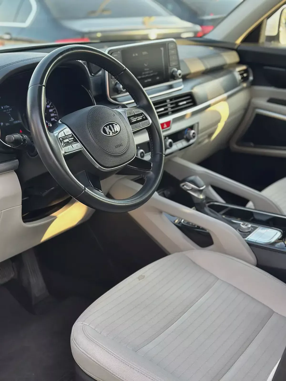 Kia Telluride EX | 2020 | GCC | 133,000 km | White / Grey | 7 Seater-12-12