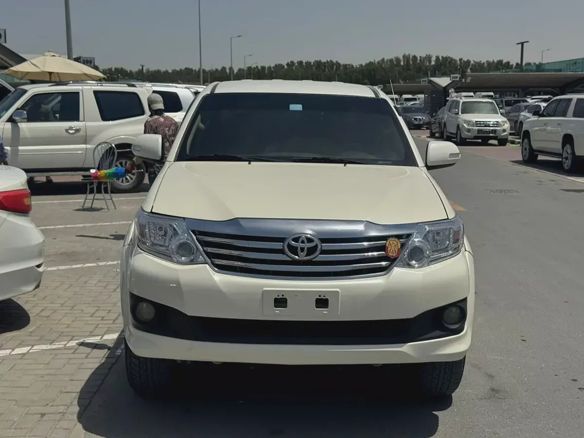 Toyota fortuner 2015 whitecolor GCc calen car