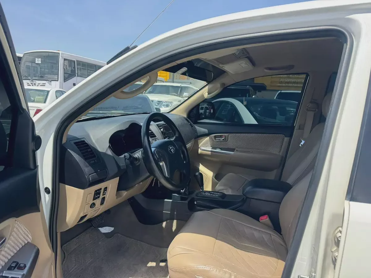 Toyota fortuner 2015 whitecolor GCc calen car-5-5