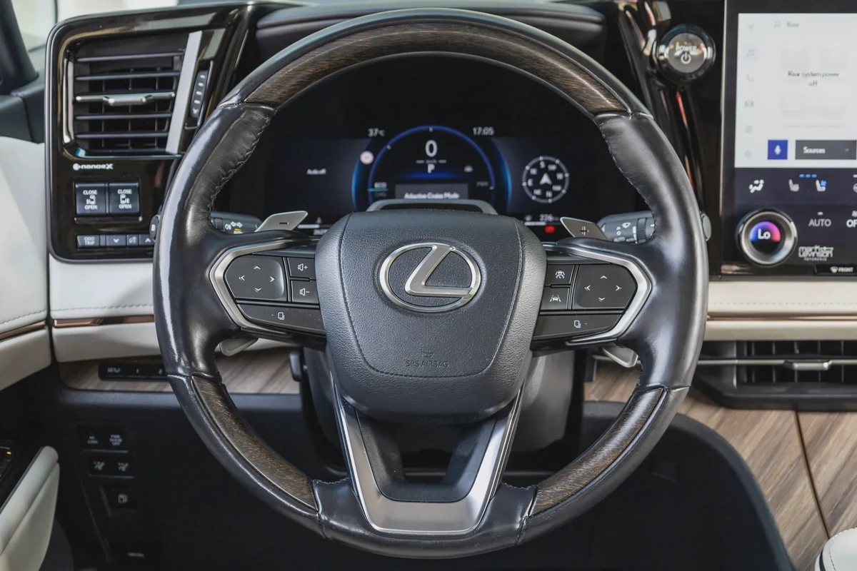Lexus LM 350h 2024-17-17