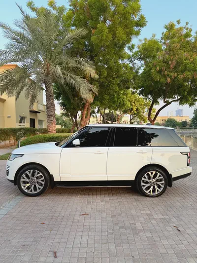 Land Rover Range Rover HSE 2018 | GCC Specs | Pristine Condition-3