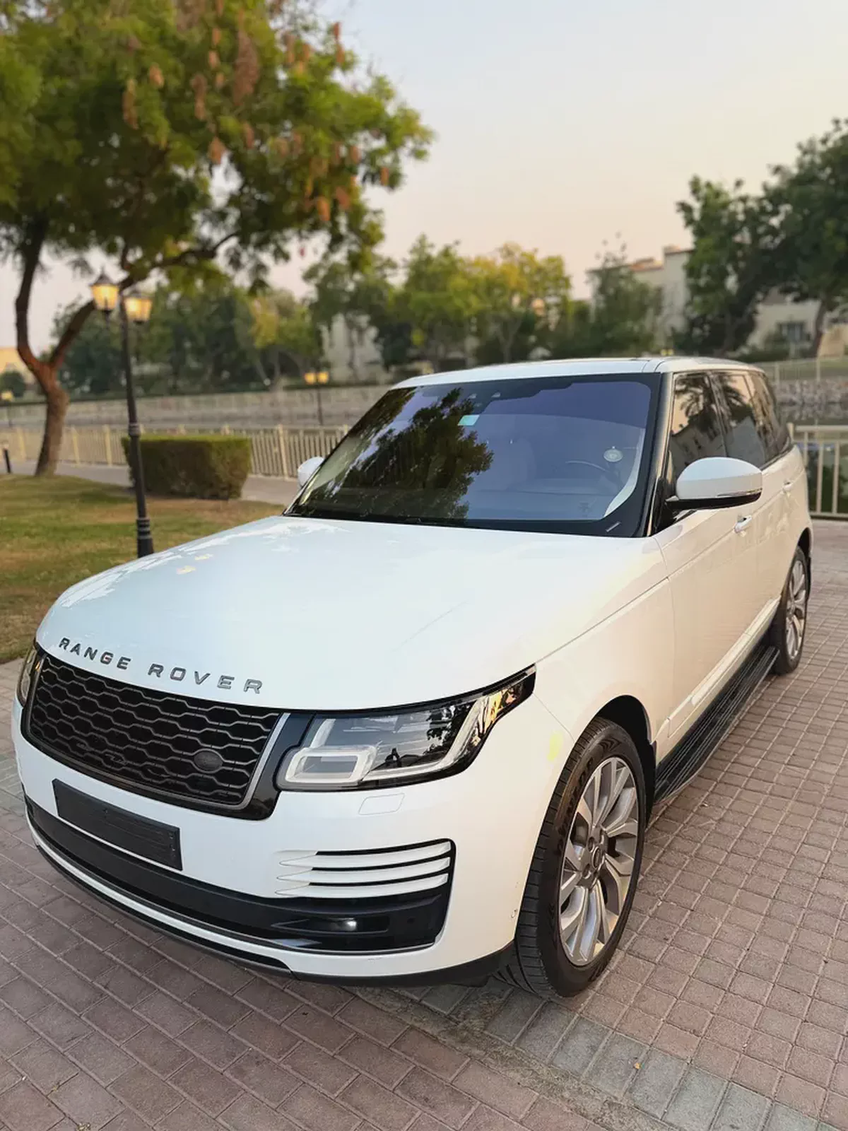 Land Rover Range Rover HSE 2018 | GCC Specs | Pristine Condition-1-1