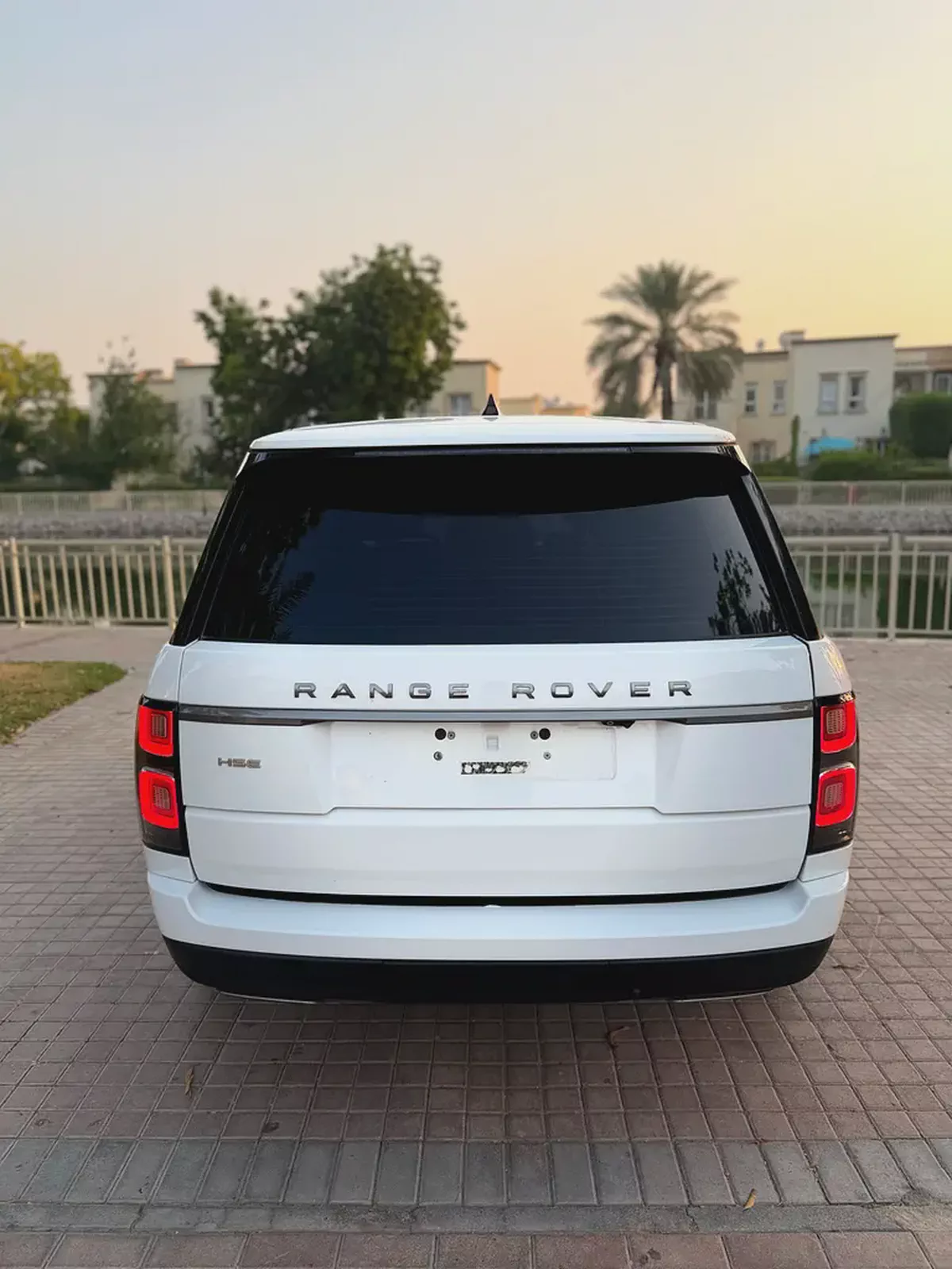 Land Rover Range Rover HSE 2018 | GCC Specs | Pristine Condition-8-8