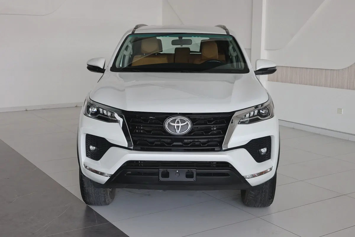Toyota Fortuner GXR 2023 | GCC Specs | Low Mileage 46000km-Pristine Conditiom-4-4