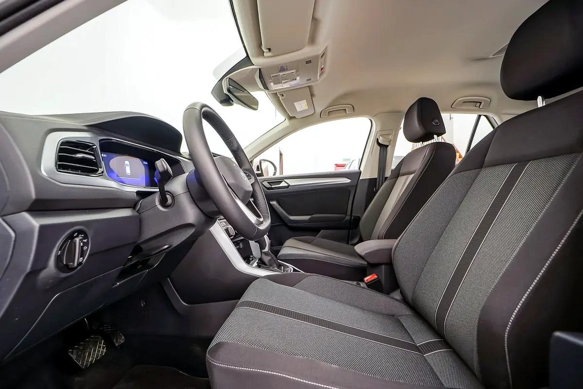 AED 1237 PM | VW T-ROC 2024 | UNDER 3 YEAR AGENCY WARRANTY SERVICE CONTRACT | LOW KMS | GCC-14-14