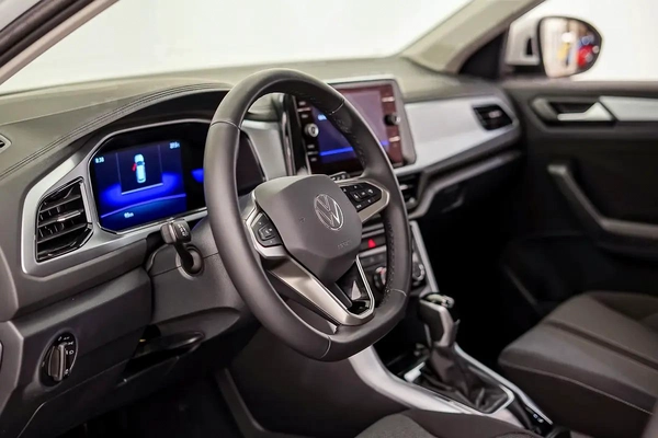 AED 1237 PM | VW T-ROC 2024 | UNDER 3 YEAR AGENCY WARRANTY SERVICE CONTRACT | LOW KMS | GCC