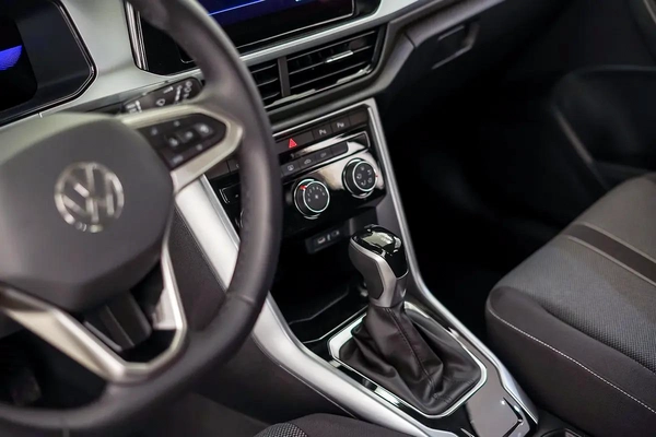 AED 1237 PM | VW T-ROC 2024 | UNDER 3 YEAR AGENCY WARRANTY SERVICE CONTRACT | LOW KMS | GCC