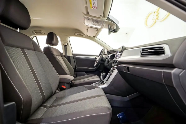 AED 1237 PM | VW T-ROC 2024 | UNDER 3 YEAR AGENCY WARRANTY SERVICE CONTRACT | LOW KMS | GCC