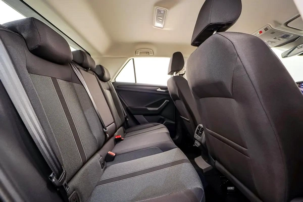 AED 1237 PM | VW T-ROC 2024 | UNDER 3 YEAR AGENCY WARRANTY SERVICE CONTRACT | LOW KMS | GCC