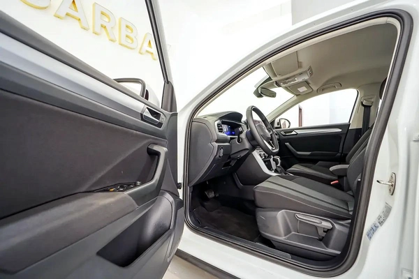 AED 1237 PM | VW T-ROC 2024 | UNDER 3 YEAR AGENCY WARRANTY SERVICE CONTRACT | LOW KMS | GCC
